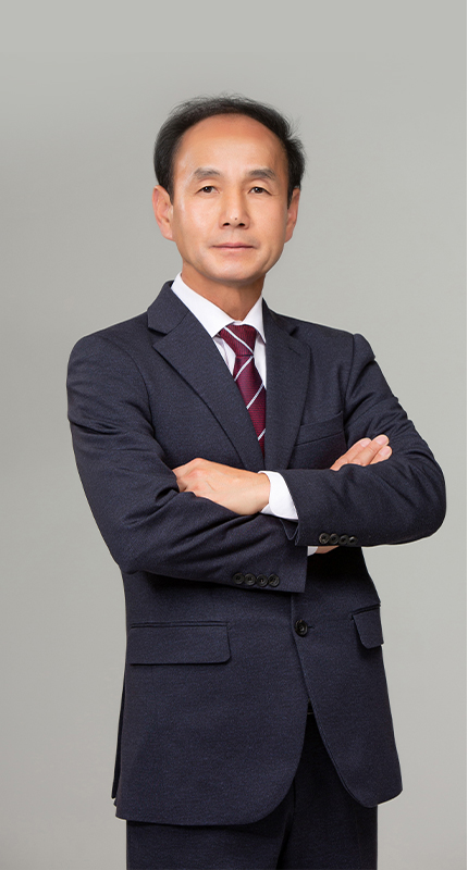 Dawoo-Technology’s-CEO-Kwon-Jong-man-photographed-in-a-half-body-profile-facing-forward-with-arms-crossed