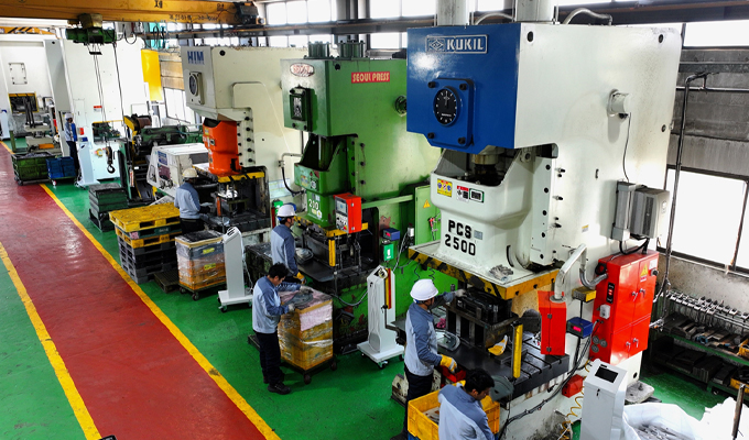Workers at Dawoo Technology's factory press line are producing car parts.